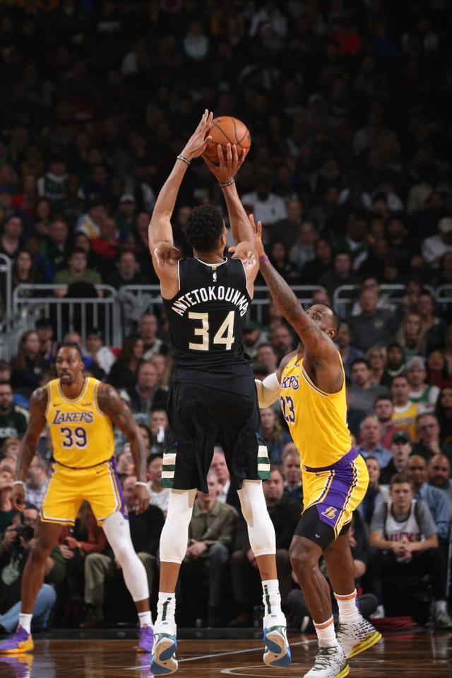 关于深圳队横扫鹈鹕,字母哥统治全场的信息 关于深圳队横扫鹈鹕,字母哥统治全场的信息