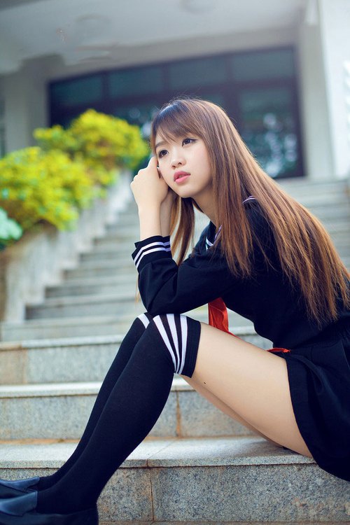 首先，我们来确定一个富有冲击力和深度的标题